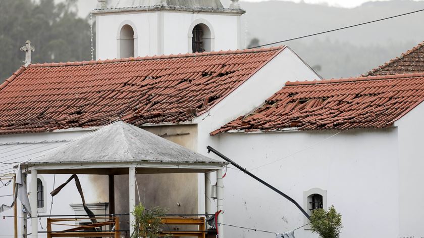 Além dos danos pessoais, o incidente causou estragos na capela de Gondelim. Foto: Paulo Novais/Lusa