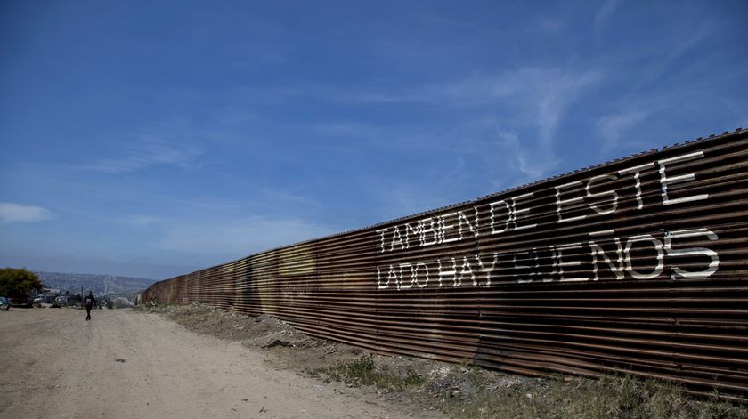 Fronteira EUA-Méxica, dividida por uma vedação, onde se lê "deste lado também há sonhos". Foto: Alejandro Zepeda/EPA