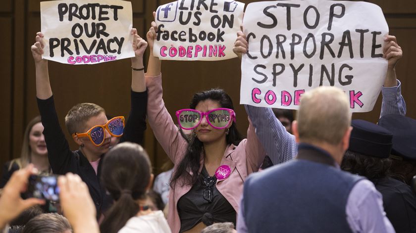 Protestos junto ao congresso onde Mark Zuckerberg testemunhou. Foto: Michael Reynolds/EPA