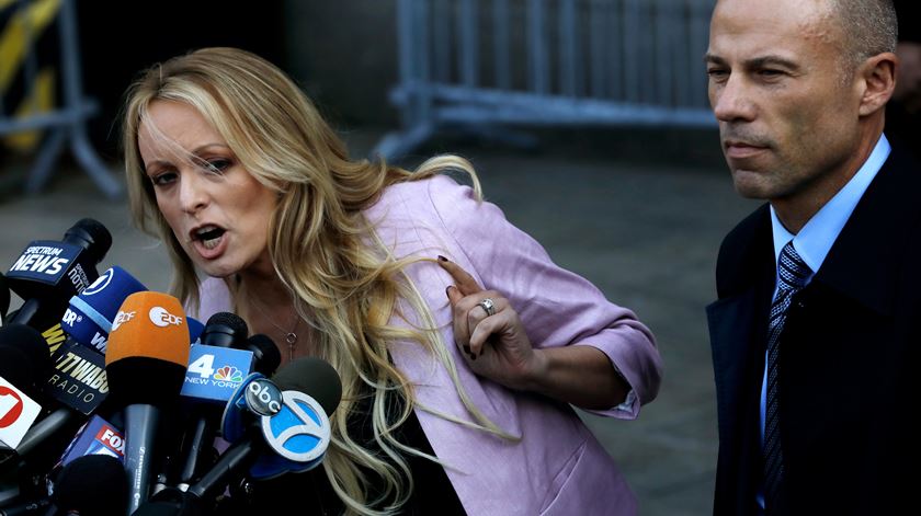 Ex-atriz porno Stormy Daniels confirma em tribunal encontro sexual com Trump