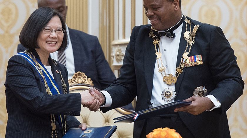 Mswati III, rei da Suazilândia, com Tsai Ing-wen. Foto: Taiwan presidential office/EPA