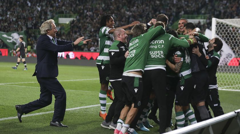 Equipa do Sporting festejou efusivamente, após o penálti decisivo. Foto: José Sena Goulão/Lusa