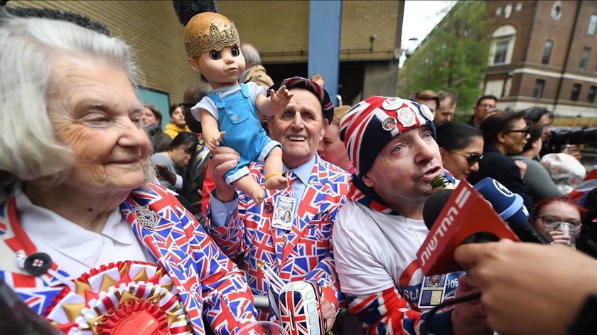 Os britânicos aguardam com expectativa a divulgação do nome do bebé real. Foto: Andy Rain/EPA