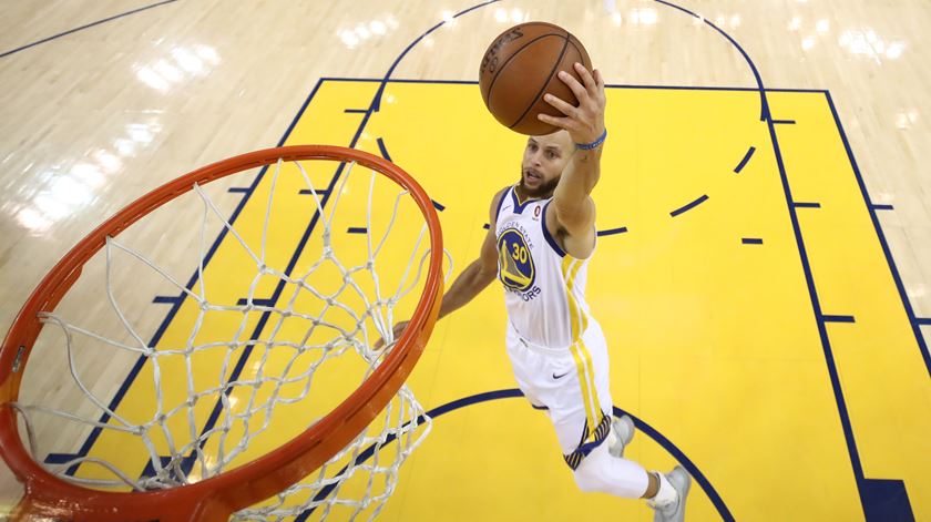 Curry voltou a ser o melhor dos Warriors. Foto: Ezra Shaw/EPA