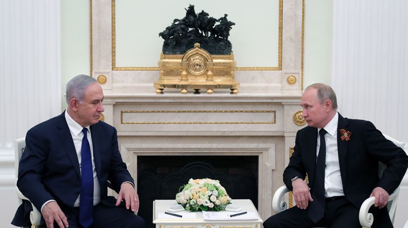 Vladimir Putin recebeu Benjamin Netanyahu no passado dia 9. Foto: Michael Klimentyev/EPA