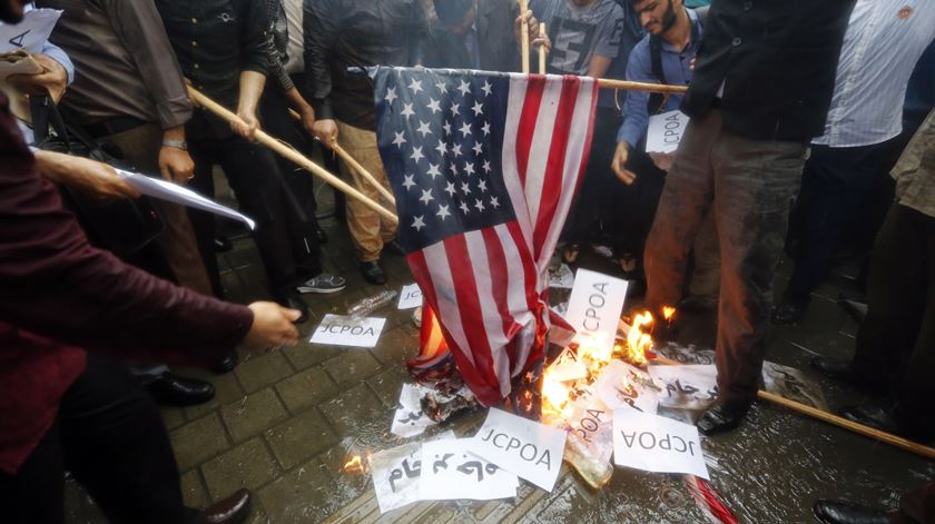 Iranianos queimam bandeira americana junto à antiga embaixada em Teerão. Foto: EPA