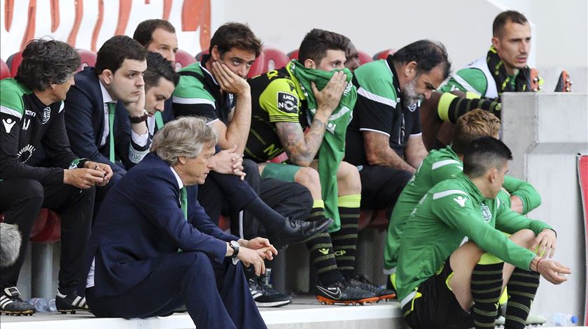 A equipa toda do Sporting ficou abalada, após a derrota na Madeira. Foto: Gregório Cunha/Lusa