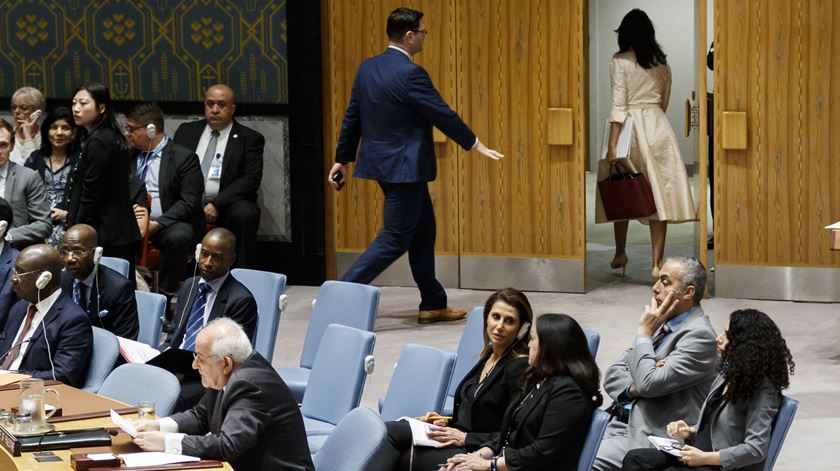 Nikki Haley, embaixadora dos EUA nas Nações Unidas, abandona a sala quando embaixador da Palestina se prepara para falar. Foto: Justin Lane/EPA