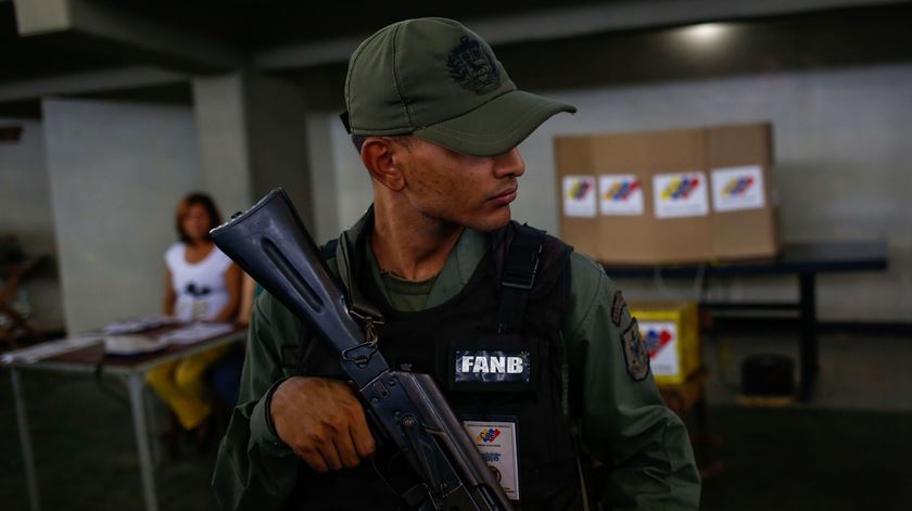 Militar guarda assembleia de voto. Foto: Cristian Hernandez/EPA