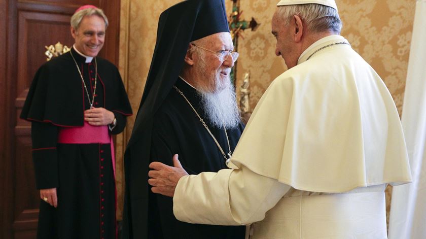 Papa Francisco e o Patriarca de Constantinopla. Foto: Gregorio Borgia/EPA