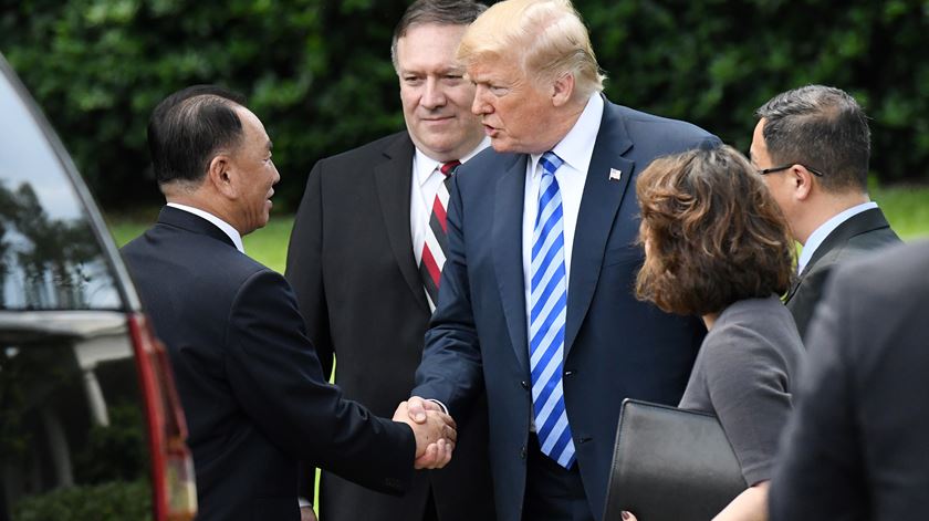 Donald Trump e Kim Yong Chol. Foto: Olivier Douliery/EPA