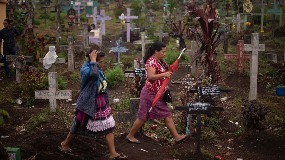 Funeral de vítima do vulcão do Fogo, em Alotenango. Foto: Santiago Billy/EPA