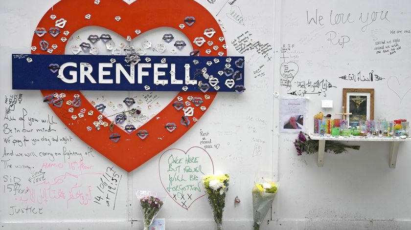 Homenagens às vítimas do incêndio da Torre Grenfell.  Foto: Neil Hall/ EPA