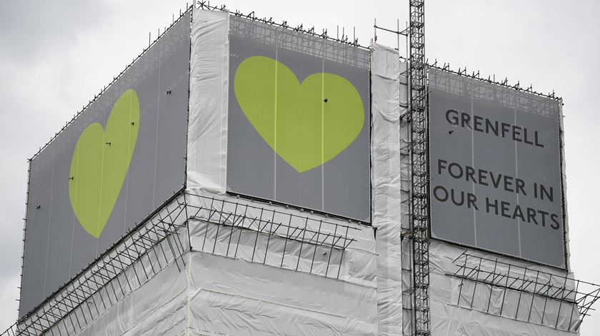 A cor verde substitui hoje o negro deixado pelo fogo, traduzindo a esperança de quem perdeu gente e/ou bens no fogo. A campanha "Verde por Grenfell" foi criada por um grupo de sobreviventes. Foto: Neil Hall/ EPA
