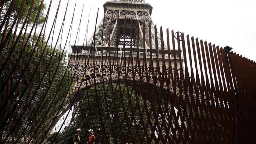 Torre Eiffel, segurança. Foto: Yoan Valat/EPA