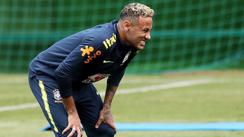 O cabelo "noodle" não tem, afinal, poderes mágicos - não protegeu Neymar de lesão. Foto: Ronald Wittek/EPA
