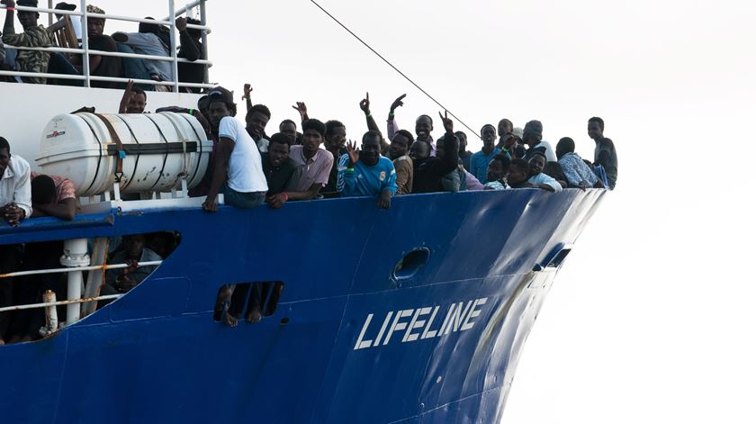 Navio “Lifeline" com 226 migrantes. Foto: Hermine Poschmann/EPA