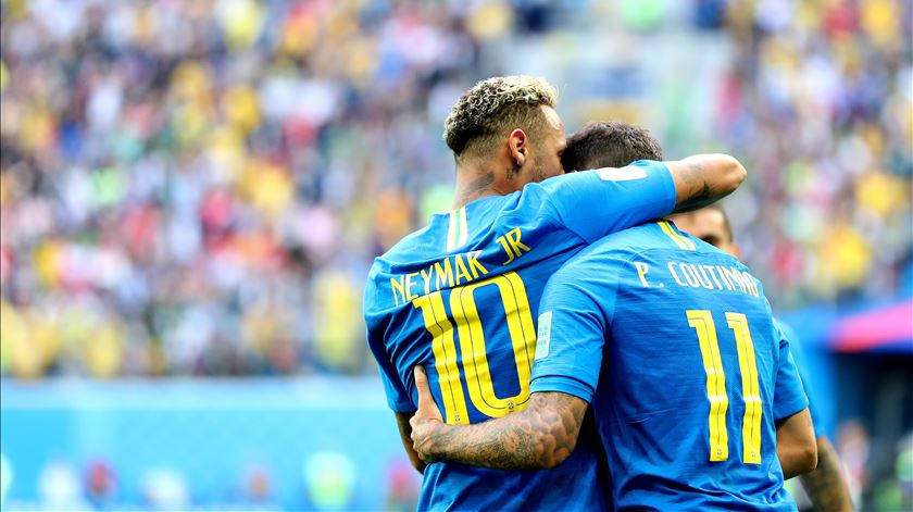 Neymar e Coutinho "salvaram" o Brasil. Foto: Tolga Bozoglu/EPA