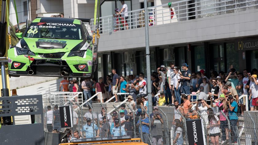 Acidente na 1ª corrida da prova do Mundial de Carros de Turismo, no Circuito Internacional de Vila Real. Foto: Pedro Sarmento Costa/Lusa