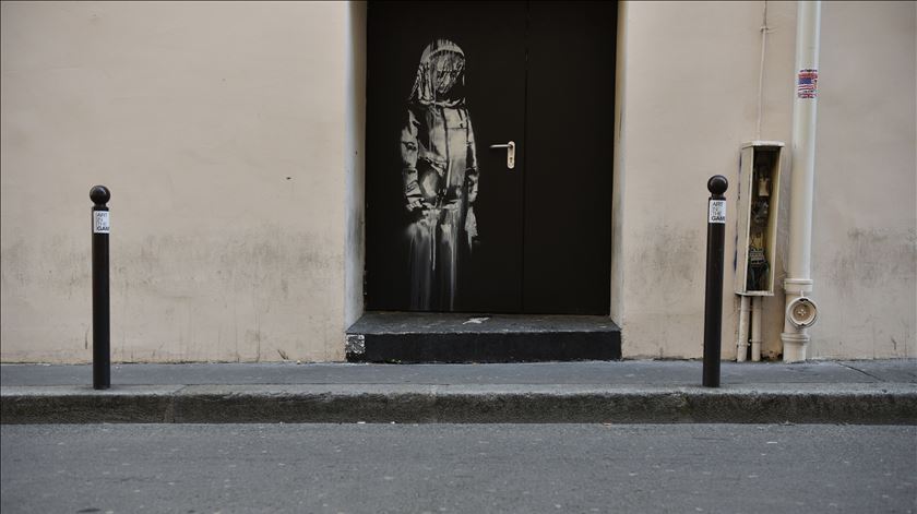 Obra de Banksy junto ao Bataclan em Paris Foto: Julien de Rosa/EPA
