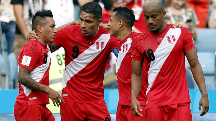 Carrillo, o "18", e Guerrero, o "9", marcaram os golos peruanos. Foto: Ronald Witteck/EPA