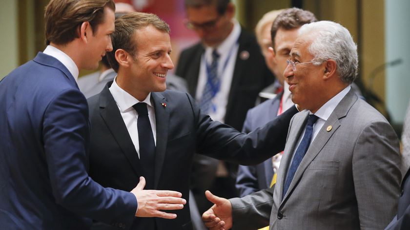 Costa com Emmanuel Macron e Sebastian Kurz no Conselho Europeu. Foto: Olivier Hoslet/EPA