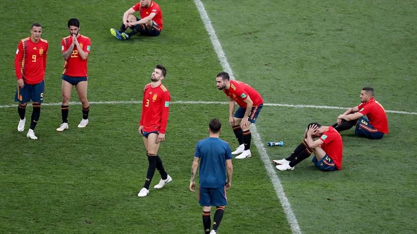 Jogadores espanhóis ficaram em lágrimas. Foto: Abedin Tajerkenareh/EPA