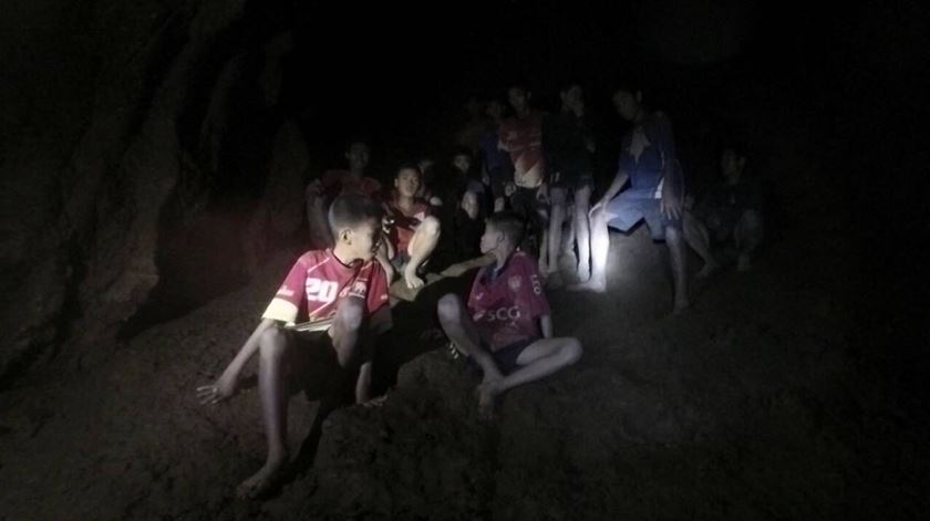 As crianças estavam acompanhadas pelo treinador e ficaram presas devido às chuvas fortes. Foto: Exército da Tailândia