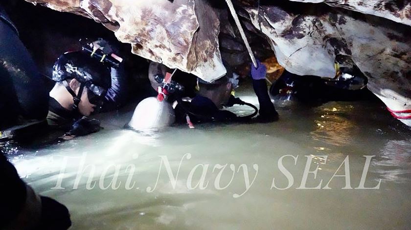 A marinha tailandesa disponibilizou imagens dos mergulhadores dentro da gruta