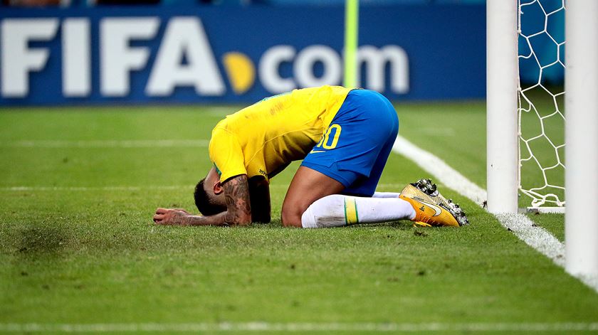 Neymar inconsolável após eliminação frente à Bélgica. Foto: Wallace Woon/EPA