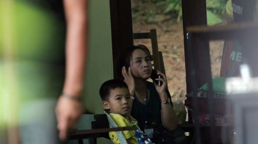 Familiares dos jovens presos na gruta na Tailândia esperam numa sala enquanto decorrem as operações de resgate. Foto: Pongmanat Tasiri/EPA