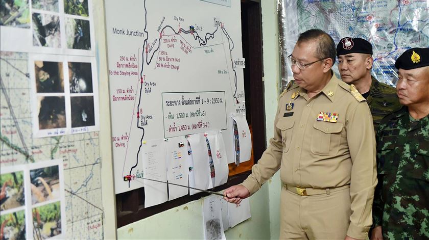 Narongsak Osottanakorn, chefe das operações, explicou ao primeiro-ministro tailandês o plano de resgate. Foto: Governo tailandês
