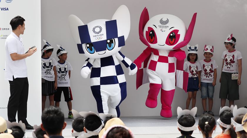 As duas mascotes foram apresentadas este domingo. Foto: Kimimasa Mayama/EPA