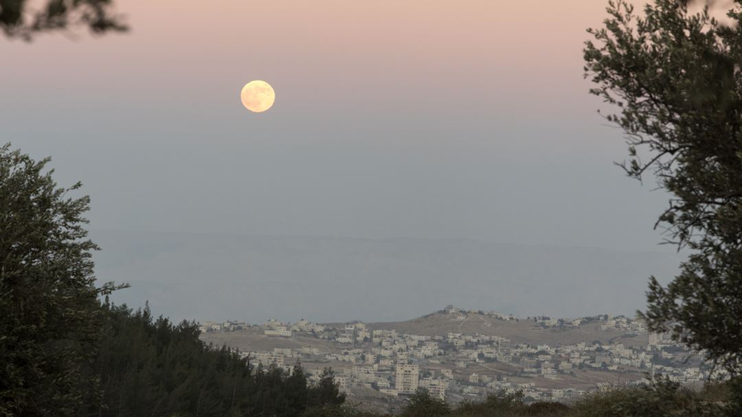 Lua sobre a aldeia palestiniana de Umm Tuba, nos arredores de Jerusalém Foto: Jim Hollander/EPA