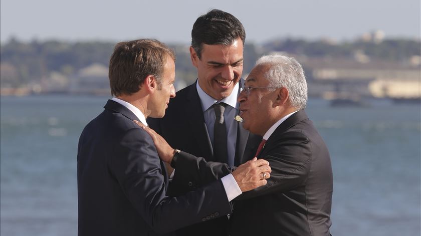 Emmanuel Macron, Pedro Sanchez e António Costa na cimeira da energia de Lisboa. Foto: Miguel A. Lopes/Lusa