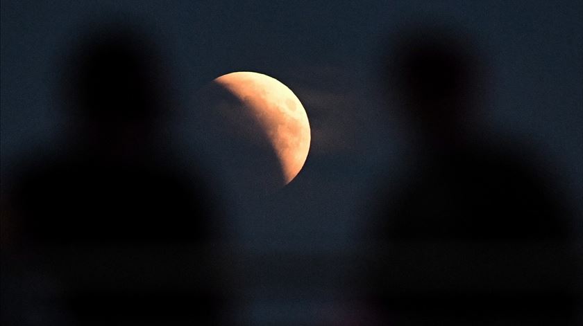 Eclipse total da Lua em Varsóvia. Foto: Radek Pietruszka/EPA