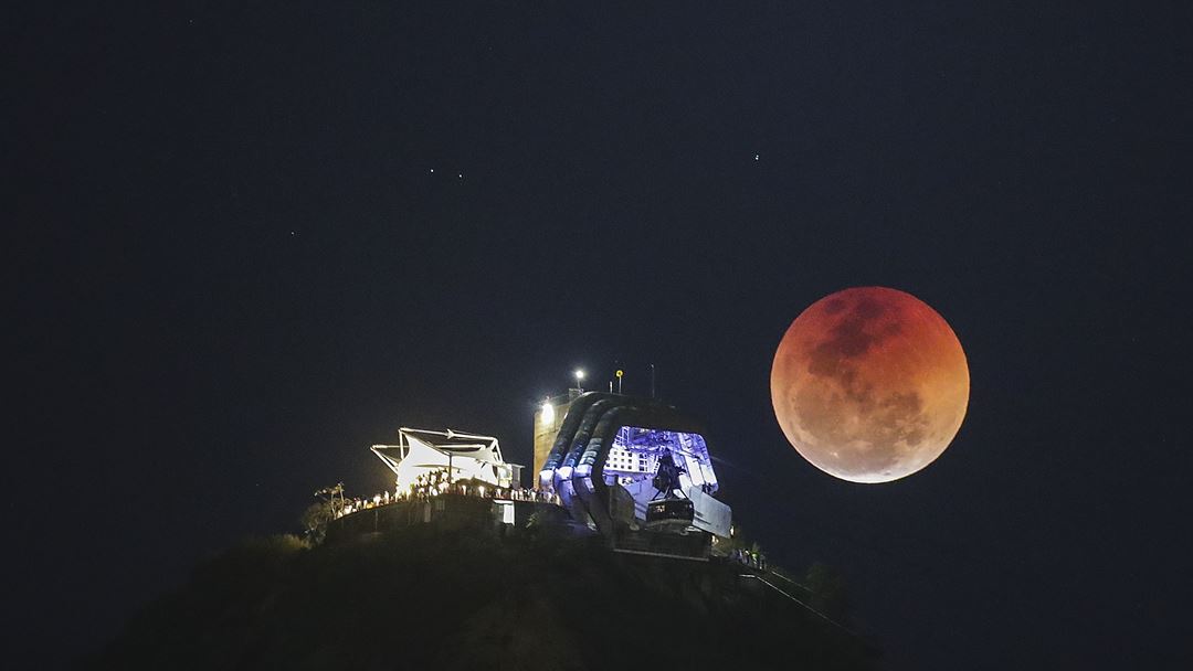 Maior eclipse lunar do século no Rio de Janeiro. Foto: antónio Lacerda/EPA