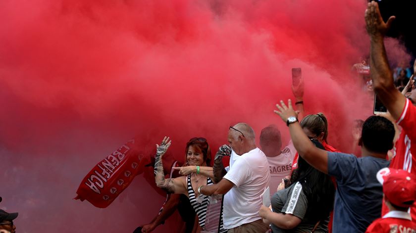 Adeptos do Benfica excederam-se frente ao Estoril. Foto: Peter Foley/EPA