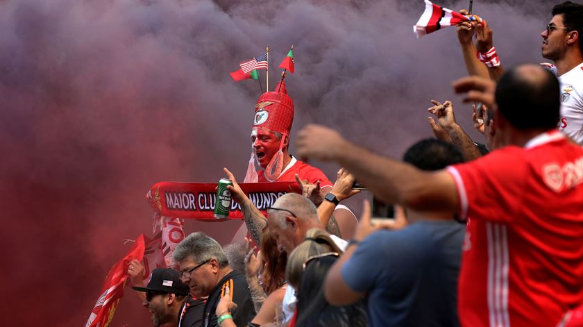 Adeptos do Benfica frente a proibições. Foto: Peter Foley/EPA