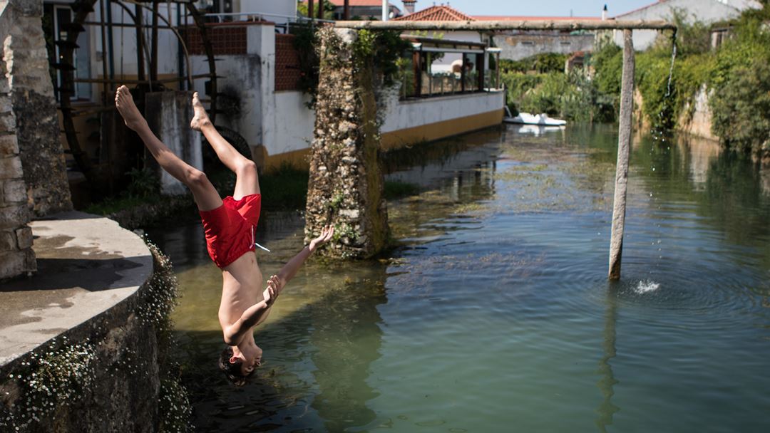 Crianças tomam banho no rio Lis, em Leiria. Foto: Paulo Cunha/Lusa