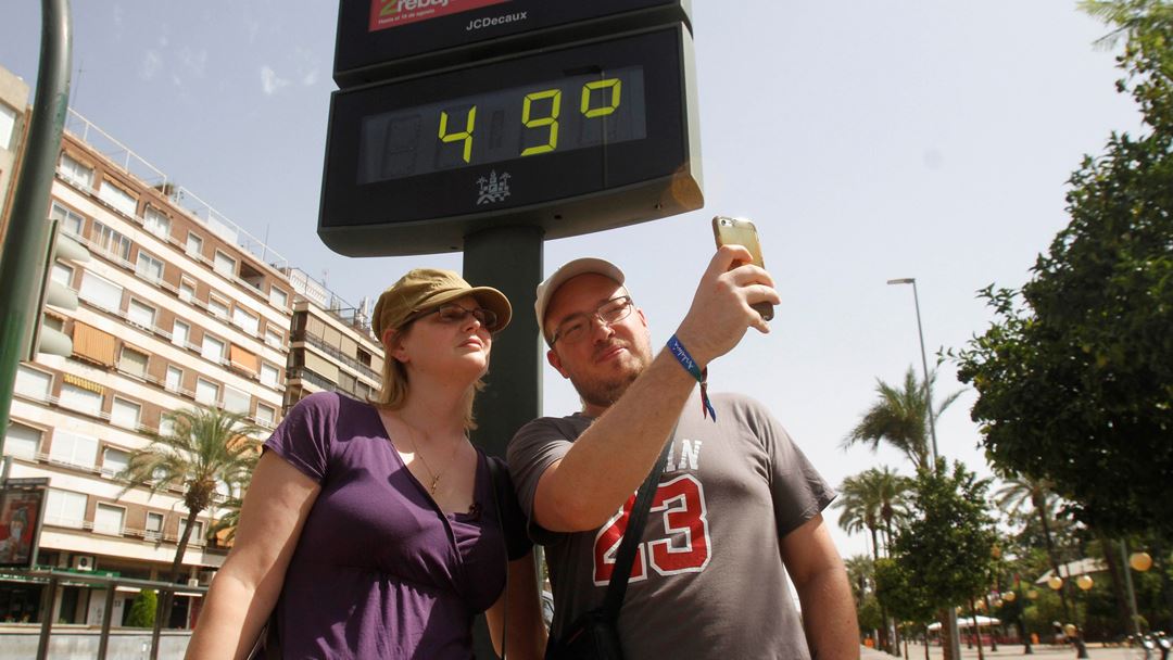 Em Cordoba, Espanha, turistas tiram "selfie" junto a termómetro. Foto: EPA