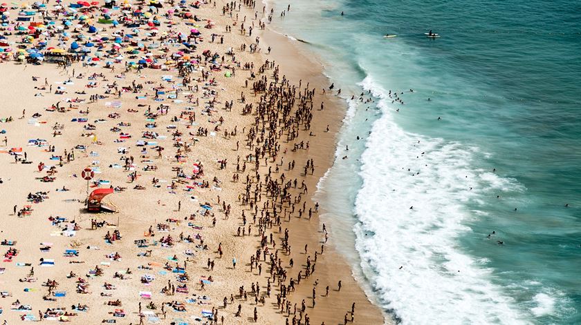 Praia da Nazaré com lotação para mais de 17 mil pessoas. Foto: Paulo Cunha/Lusa