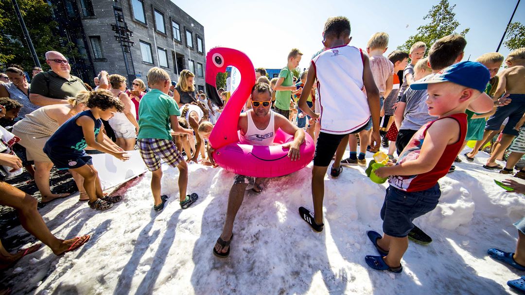 Na Holanda, crianças resfrescam-se numa festa de gelo. Foto: EPA