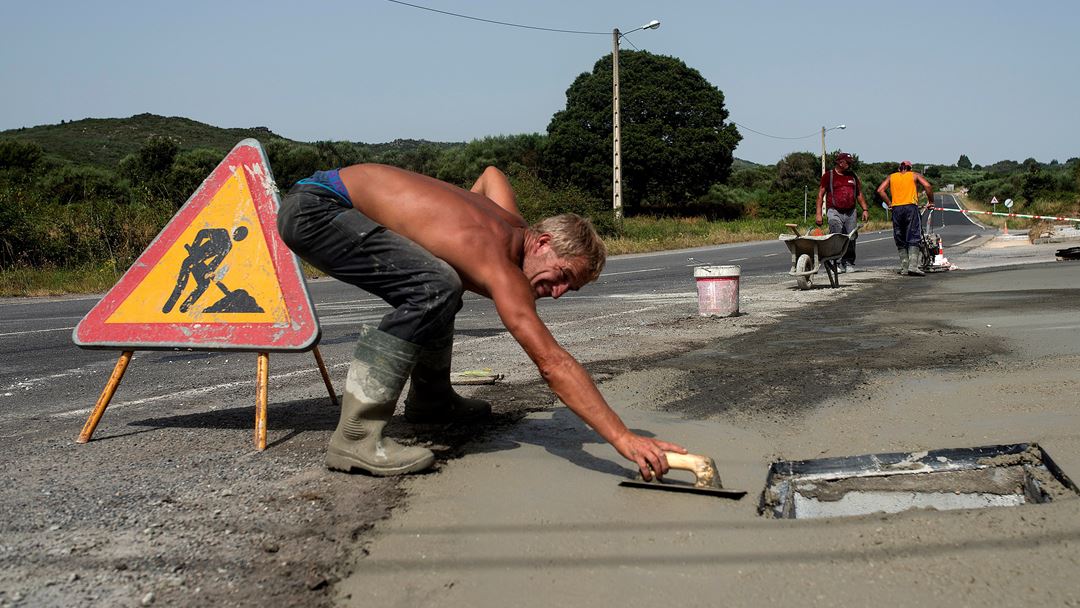 O trabalho não pára na Galiza, Espanha, apesar do calor. Foto: Brais Lorenzo/EPA