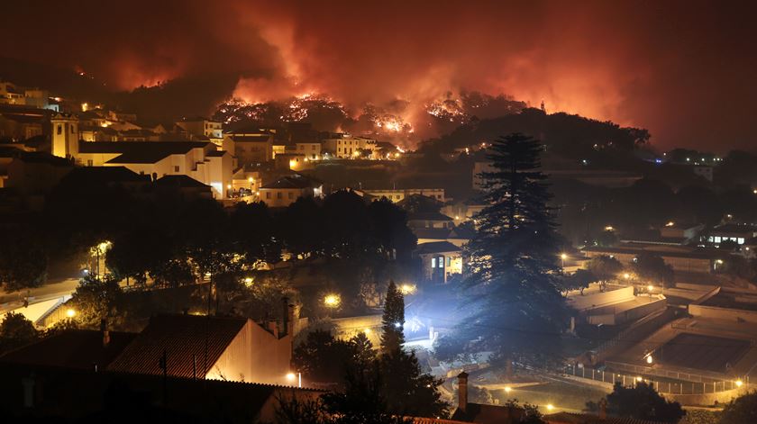 Incêndio aproxima-se da vila algarvia. Foto: Filipe Farinha/ Lusa