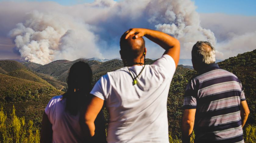 Foto: Populares observam fogo que lavra na zona de Silves. Foto: Miguel A. Lopes/ Lusa