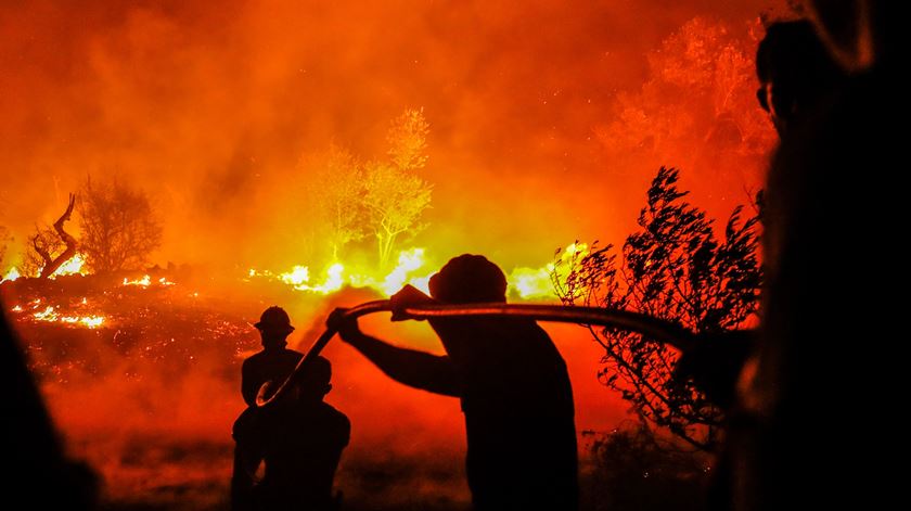 Bombeiros combatem chamas em Silves. Foto: Miguel A. Lopes/EPA