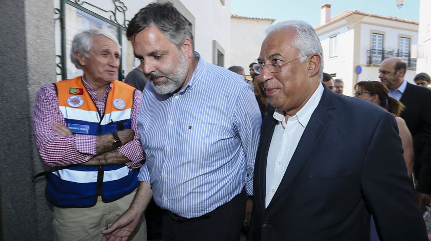 António Costa e presidente da câmara de Monchique Rui André visita Monchique Foto: Luís Forra/Lusa