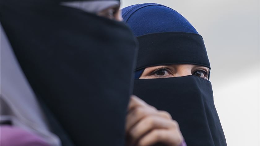 Estima-se que existem entre 200 e 400 mulheres que usam burca ou niqab na Holanda. Foto: Martin Sylvest/EPA
