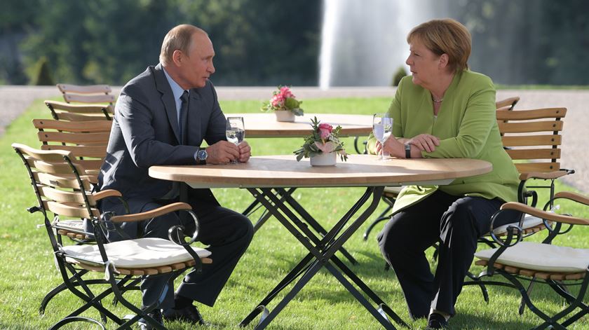 Putin, Merkel. Foto: EPA/Alexei Druzhinin/EPA